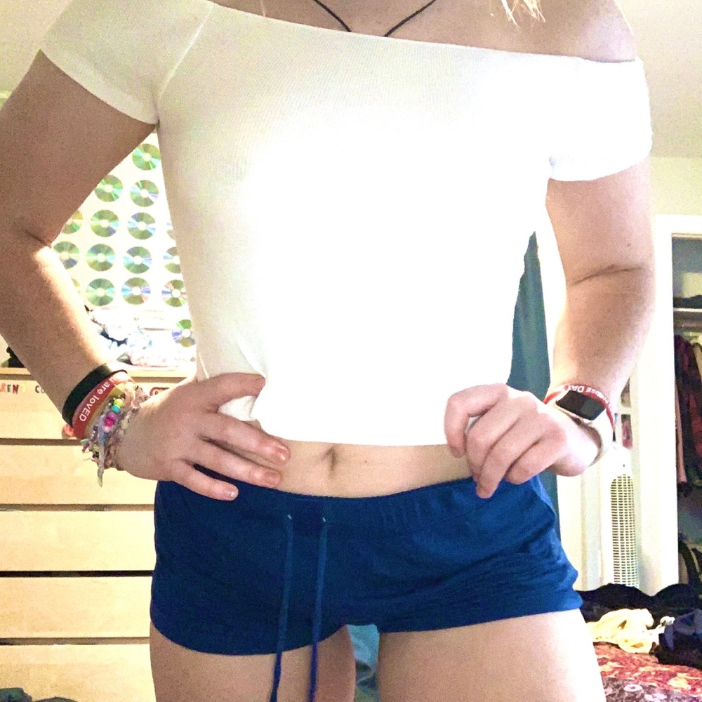 White off the shoulder basic tight fitting croptop